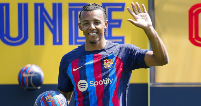 Jules Koundé, saludando como nuevo jugador del FC Barcelona / EFE