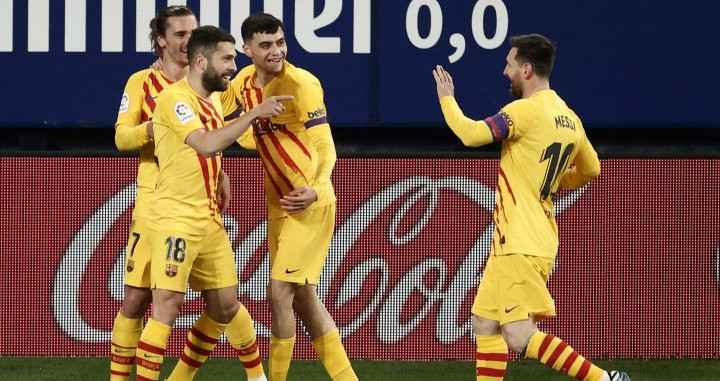 Jordi Alba celebra con Messi, Griezmann y Pedri su gol ante el Osasuna / EFE