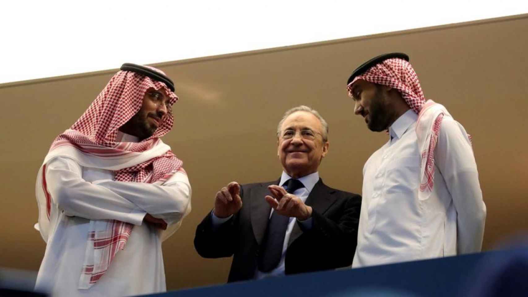 Florentino Pérez cruza los dedos entre dos jeques árabes | EFE