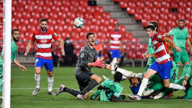 Courtois en una acción del Real Madrid contra el Granada / EFE