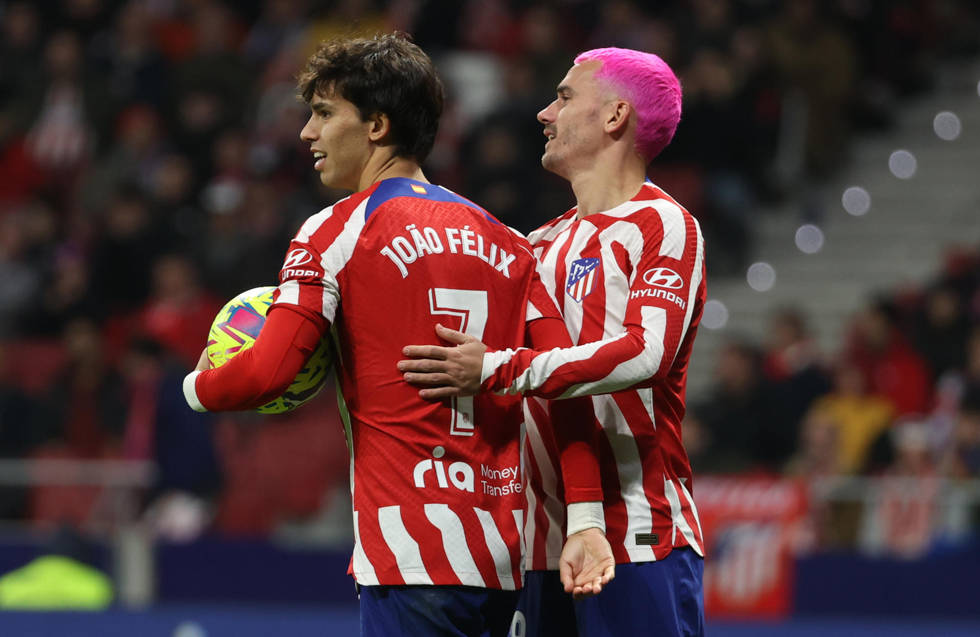 Joao Félix y Antoine Griezmann, teñido de rosa fucsia, en el partido del Atlético contra el Elche / EFE
