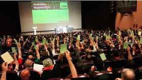Imagen de la votación de los militantes de la CUP contra el pacto con JxSí en la asamblea del domingo pasado en Esparreguera.