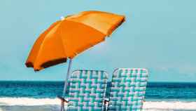 Dos sillas y una sombrilla en la playa / ARCHIVO
