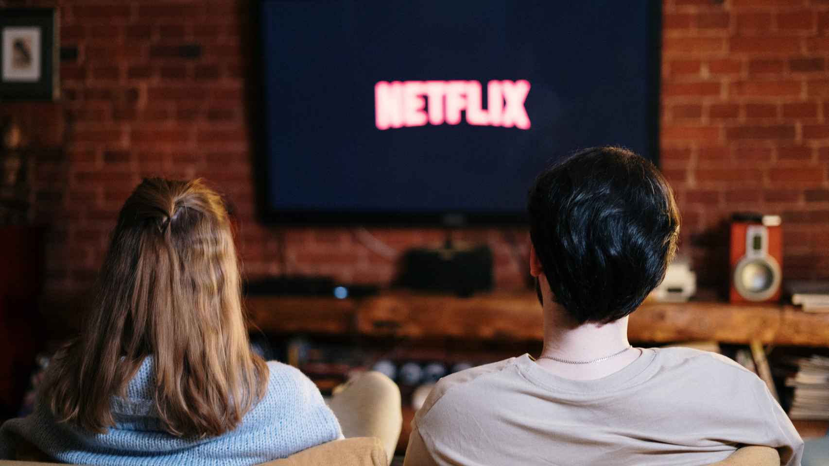 Una pareja viendo Netflix en su televisor / PEXELS