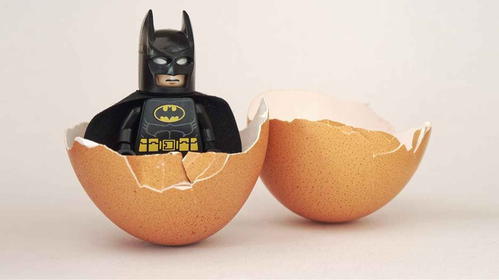 Batman, en la versión LEGO del superhéroe, saliendo de un huevo / PIXABAY