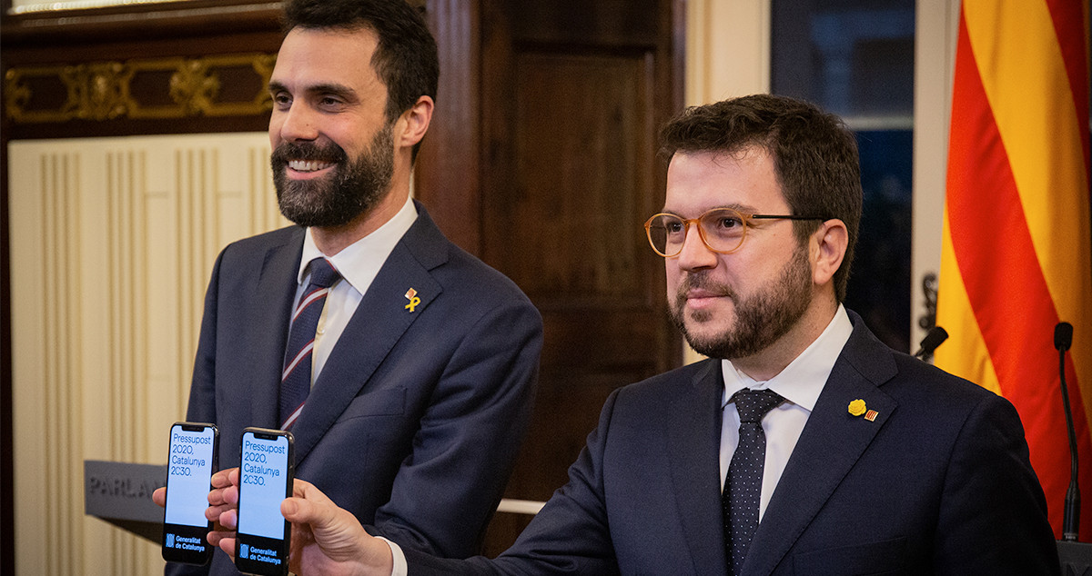 El presidente de la Generalitat, Pere Aragonès (d), y el consejero catalán de Empresa y Trabajo, Roger Torrent (i), muestran sus móviles. Ambos se infectaron con Pegasus / EUROPA PRESS