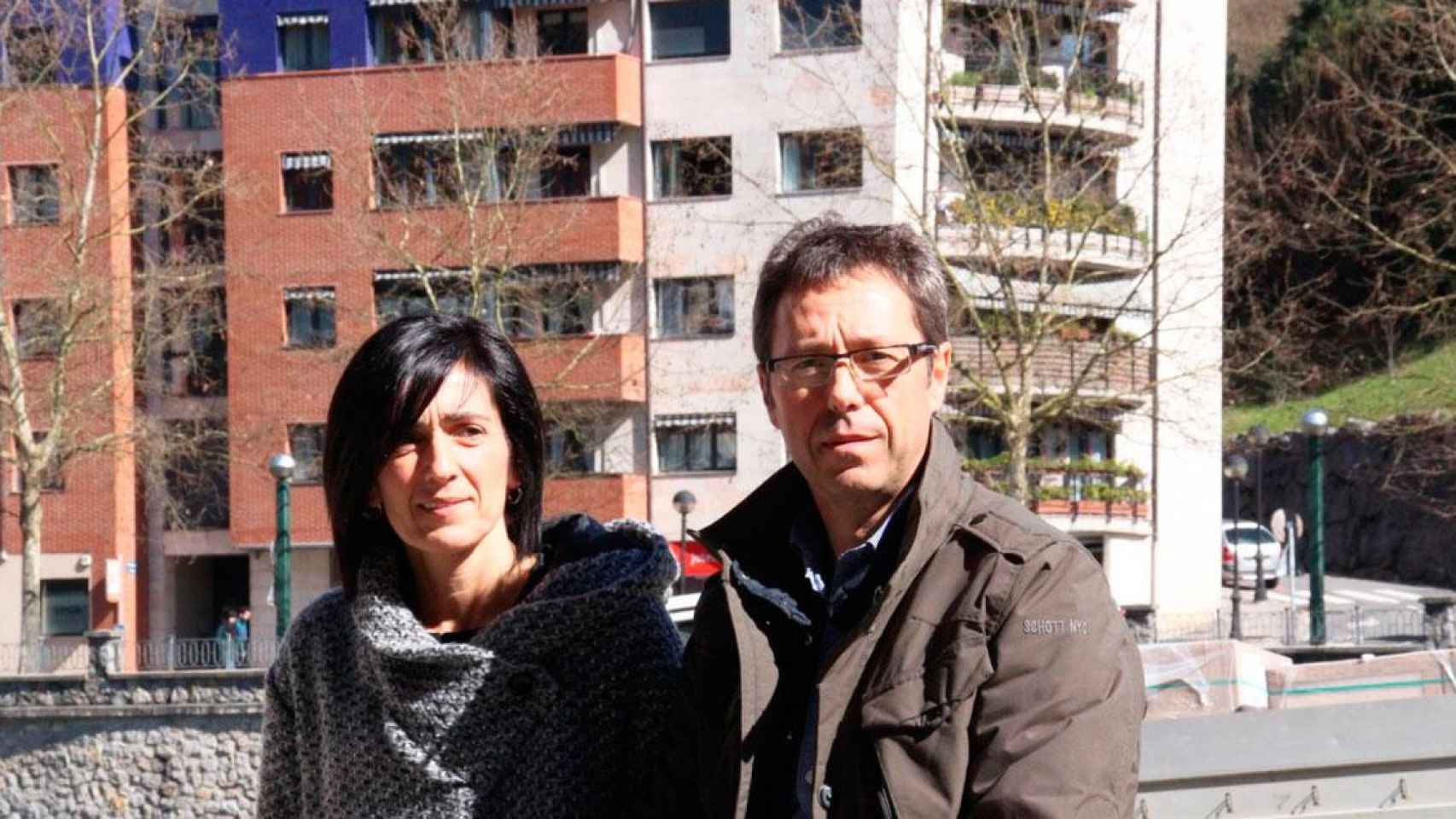 Patxi Amantegi (d), el concejal que tumbó la recogida de basura que plantea Colau, con Olatz Peón (i), alcaldesa de Tolosa / PNV