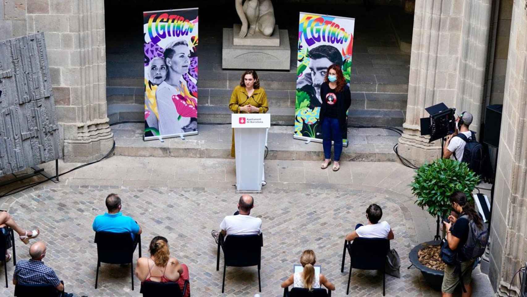 La alcaldesa Ada Colau con Laura Pérez, edil de Derechos Sociales, Justicia Global, Feminismos y LGTBI / AJCBCN