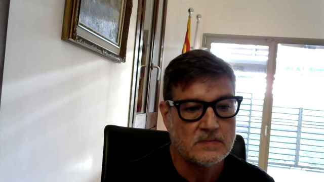 Lluís Mijoler, alcalde de El Prat de Llobregat (Barcelona), durante sus declaraciones tras conocer por sorpresa el acuerdo de ampliación del aeropuerto / ZOOM