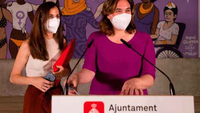 Ada Colau, alcaldesa de Barcelona, con Ione Belarra en un acto de Unidas Podemos / EP