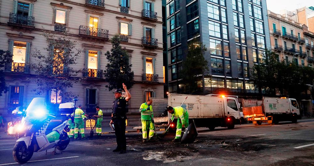 Imagen de las tareas de control del tráfico y limpieza en Barcelona tras los disturbios del martes / EFE