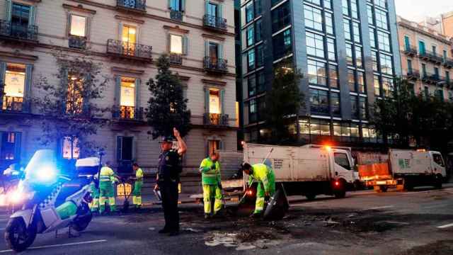 Imagen de las tareas de control del tráfico y limpieza en Barcelona tras los disturbios del martes / EFE