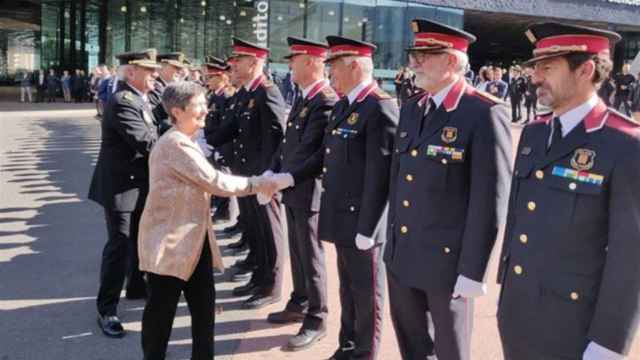 La delegada del Gobierno en Cataluña, Teresa Cunillera, saluda a comisarios de los Mossos d'Esquadra en un acto en Barcelona / EUROPA PRES