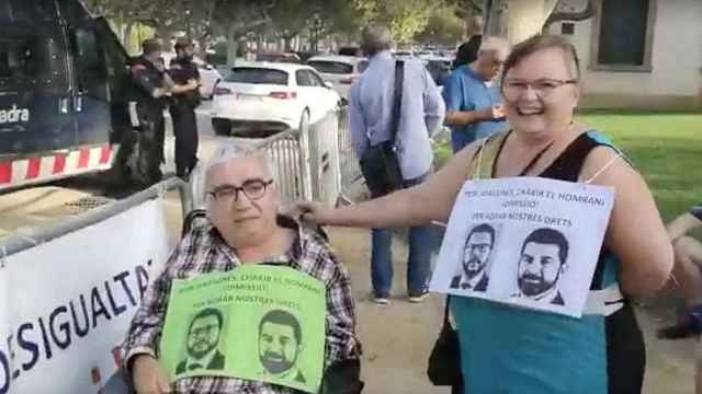 Dos personas se manifiestan ante el Parlament para protestar sobre la Ley de la Renta Garantizada / CG