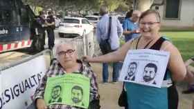 Dos personas se manifiestan ante el Parlament para protestar sobre la Ley de la Renta Garantizada / CG
