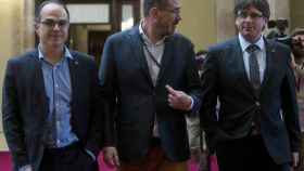 El director general de comunicación de la Generalitat, Jaume Clotet, junto al expresidente Carles Puigdemont y exconsejero Jordi Turull / EFE