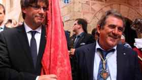 Josep Andreu (d), alcalde de Montblanc (Tarragona), junto a Carles Puigdemont, expresidente catalán prófugo / CG