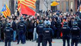 Los Mossos d'Esquadra ante los manifestantes independentistas que intentaban evitar el acto 'Unidos por la Constitución' en Girona / EFE