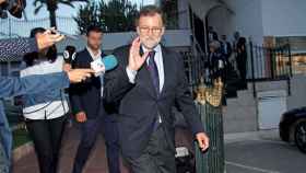 Mariano Rajoy, a su salida de un conocido restaurante de Santa Pola tras la comida de despedida / EFE