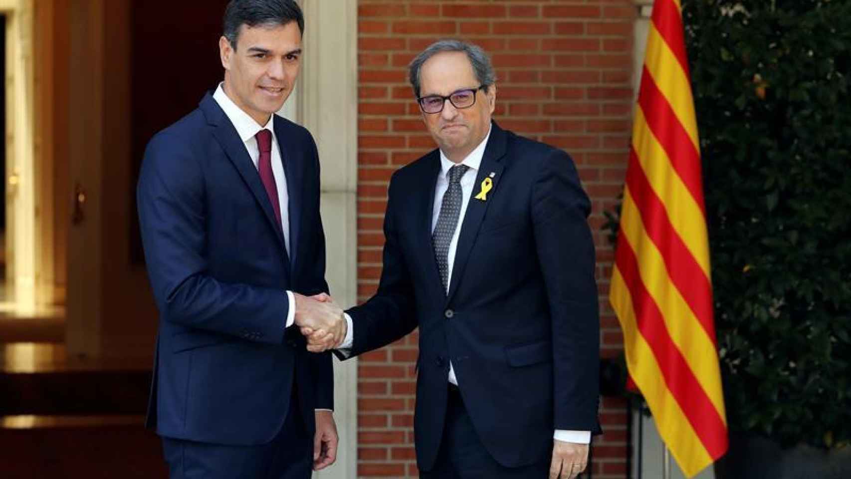 El presidente del gobierno Pedro Sánchez y el president de la Generalitat Quim Torra, se saludan antes de la reunión que ambos mantienen en el Palacio de La Moncloa / EFE