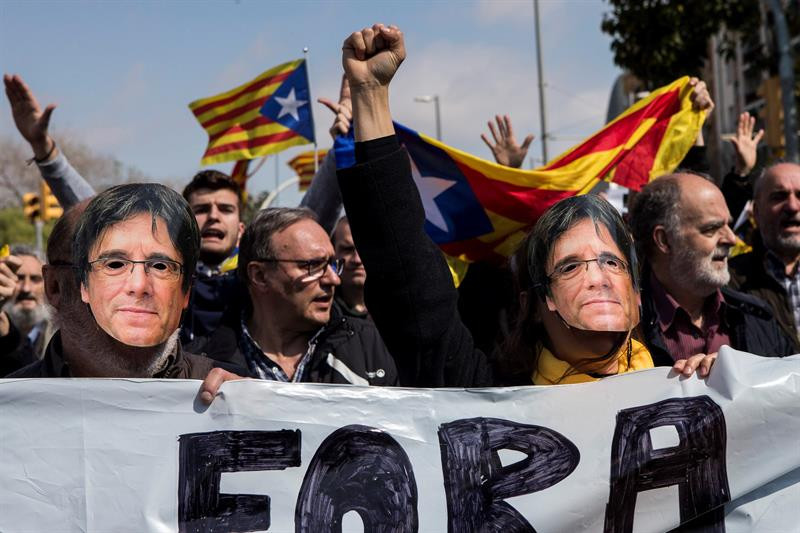 Varias decenas de manifestantes, convocados por los Comités de Defensa de la República (CDR), protestan por la visita del Rey a Barcelona / EFE