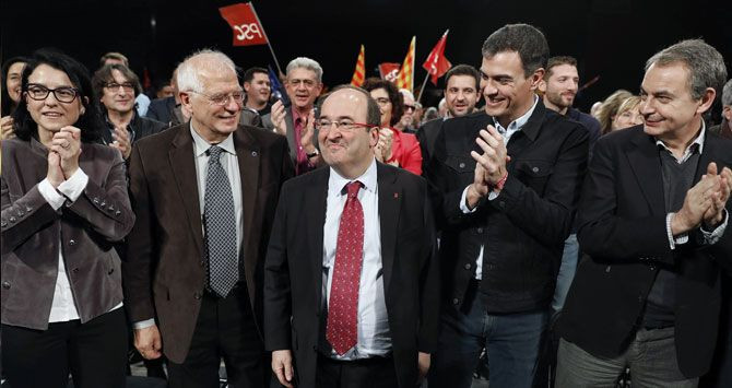 El candidato a la Generalitat, Miquel Iceta (c) junto a Eva Granados (1i), Josep Borrell (2i), Pedro Sánchez (2d) y José Luis Rodríguez Zapatero (1d) / EFE