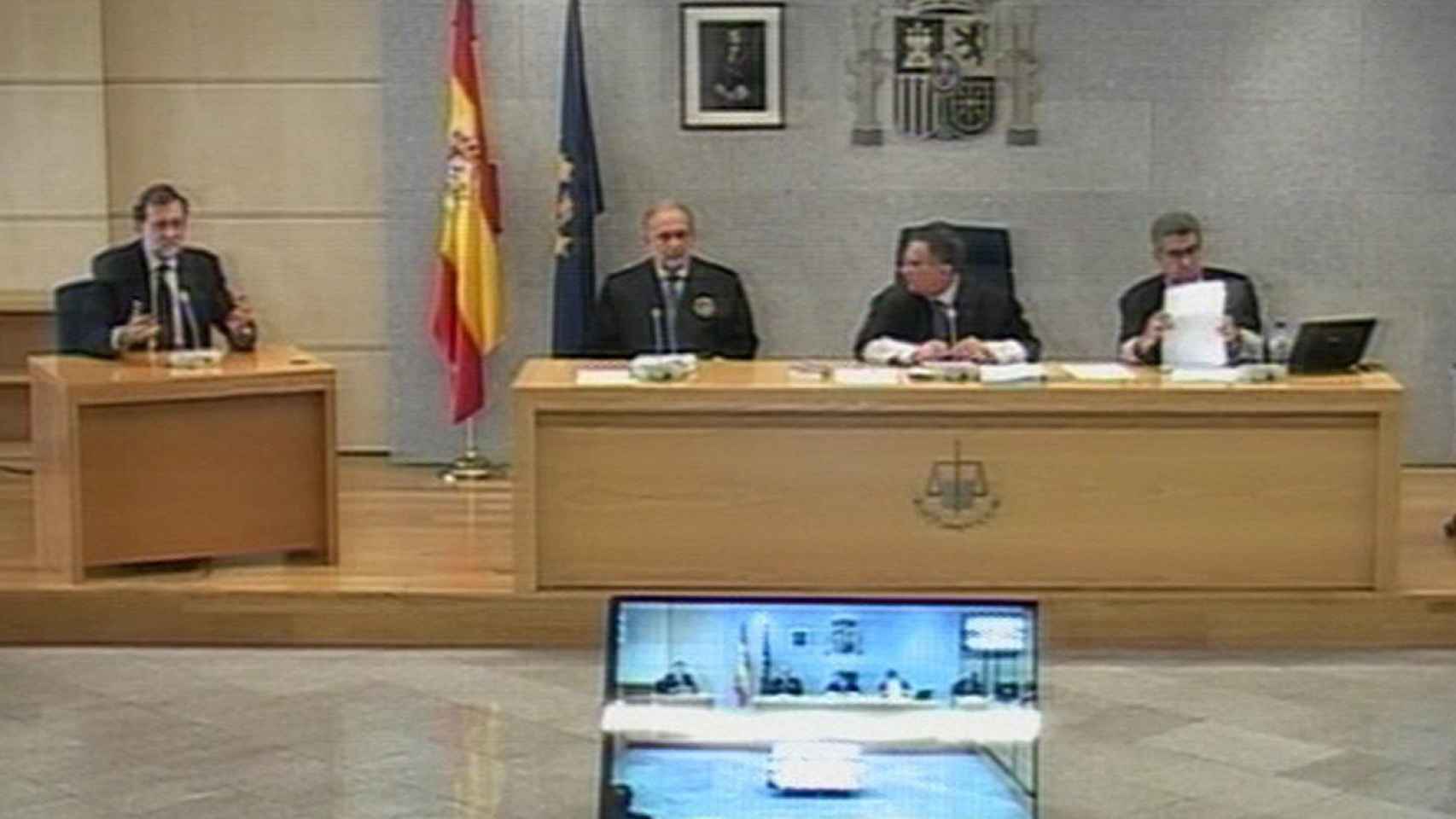 Mariano Rajoy sentado junto a la presidencia de la sala de la Audiencia Nacional / EFE