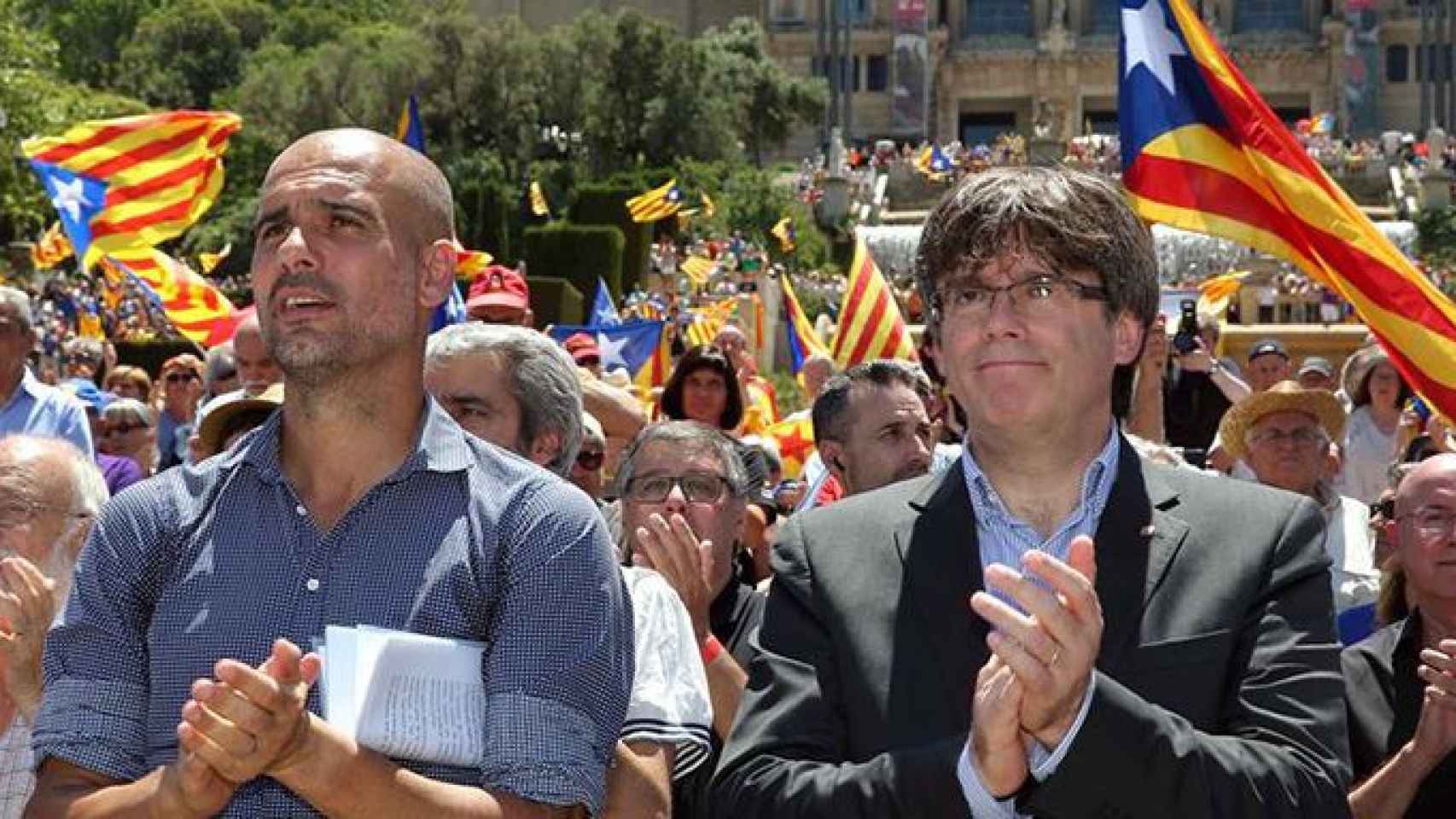 Josep Guardiola, exentrenador del Barça (i), junto al presidente Carles Puigdemont (d) en el acto en favor del referéndum del 1-O / EFE