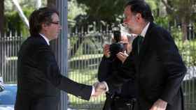 El presidente Carles Puigdemont (i) saluda al presidente Mariano Rajoy en la inauguración del Automobile Barcelona / EFE