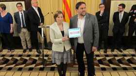 El vicepresidente económico, Oriol Junqueras, y la presidenta del Parlamento catalán, Carme Forcadell, en la presentación de los presupuestos de 2017 / EUROPA PRESS