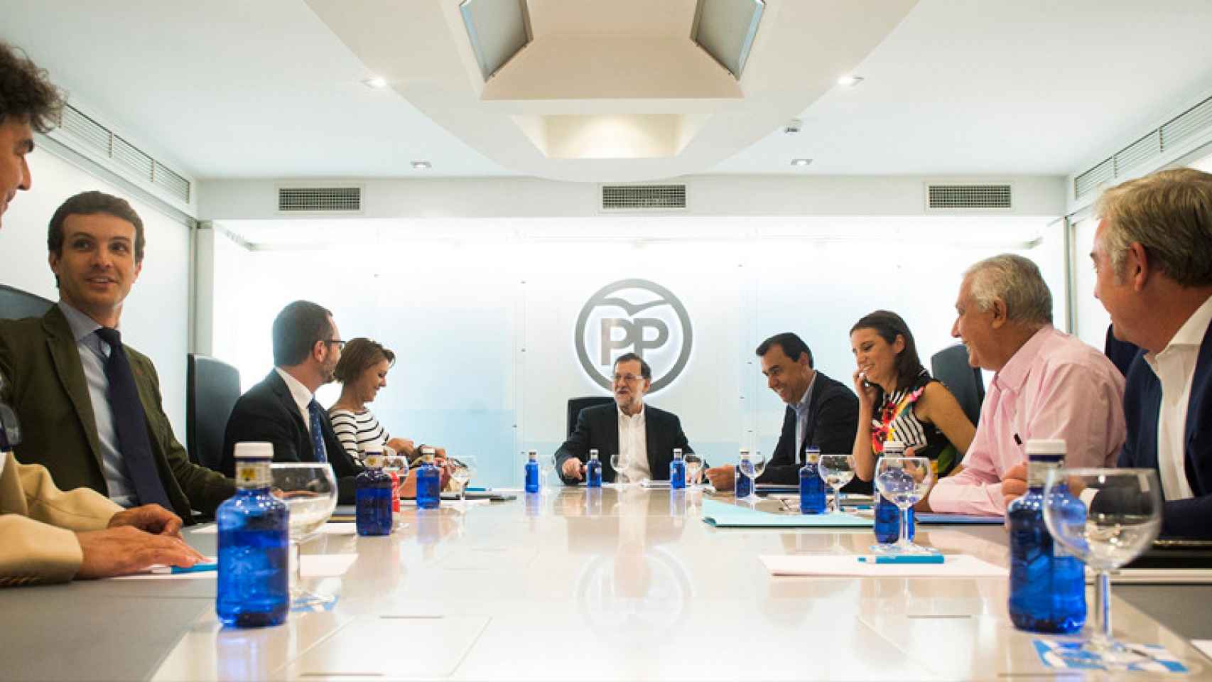 Fotografía facilitada por el PP del presidente del Gobierno en funciones y del Partido Popular, Mariano Rajoy, durante la reunión del comité de dirección de la formación tras la reunión que ha mantenido con el líder de Ciudadanos, Albert Rivera.