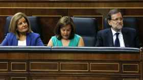 Mariano Rajoy en el Congreso con la vicepresidenta Sáenz de Santamaría y Fátima Báñez, titular de Trabajo.