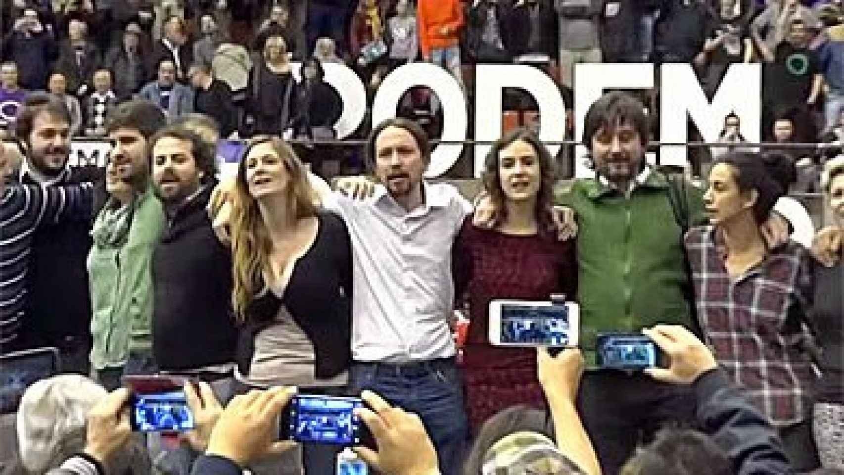 El líder de Podemos, Pablo Iglesias, junto a las candidata favorita a la Secretaría General del partido en Cataluña, Gemma Ubasart (a su derecha)
