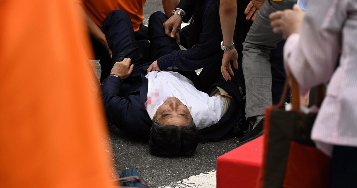 El ex primer ministro de Japón Shinzo Abe, en el suelo tras recibir los disparos / EFE