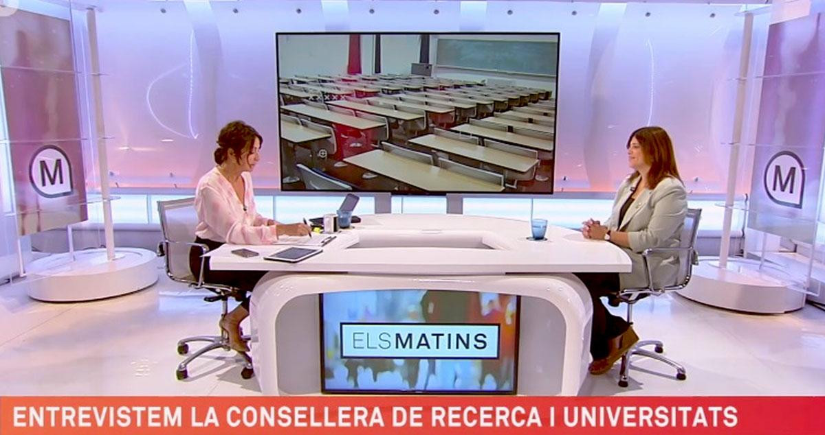 La consejera de Universidades, Gemma Geis (d), es entrevistada en 'Els Matins' por Lídia Heredia / ELS MANTINS