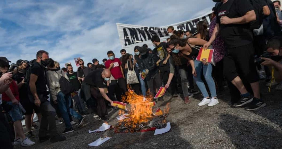 Jóvenes queman banderas al término de una manfiestación pro-Hasél / EP