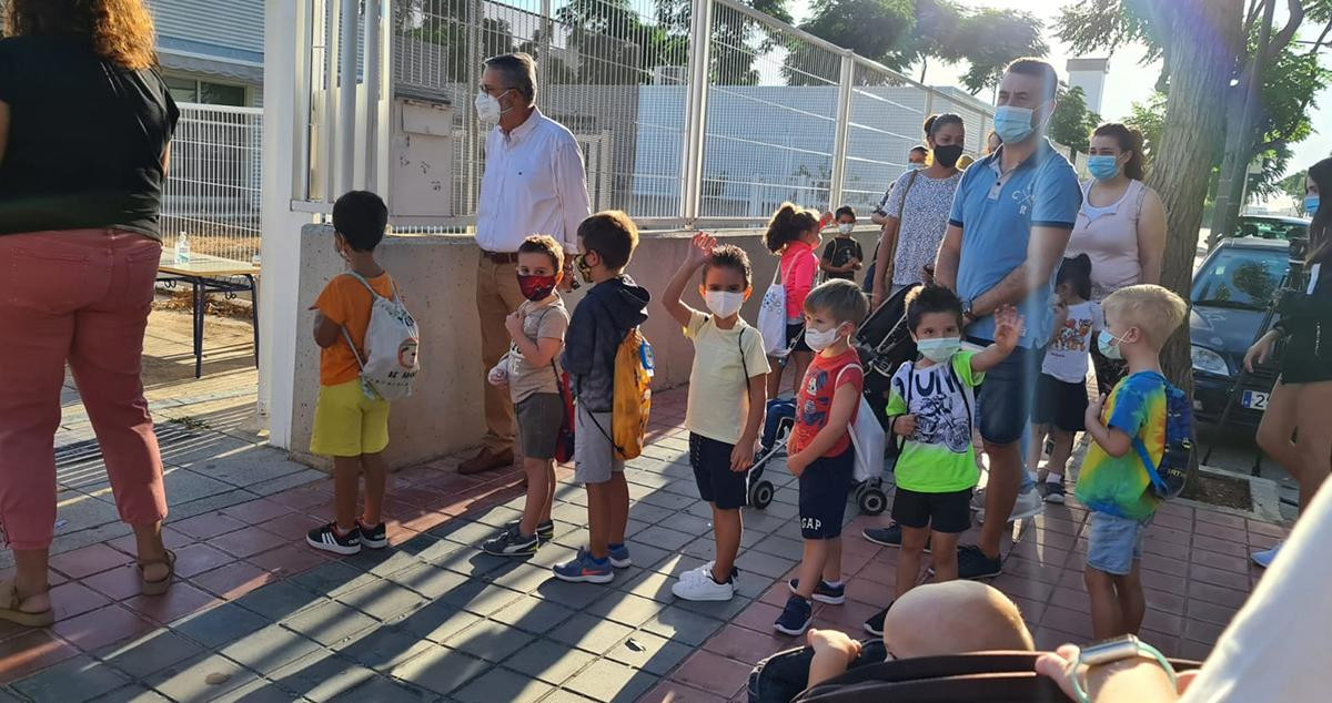 Niños con mascarilla a la entrada de un colegio catalán / EP