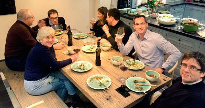 Puigdemont y los cuatro exconsellers que le acompañan, en una comida con el diputado flamenco / TWITTER