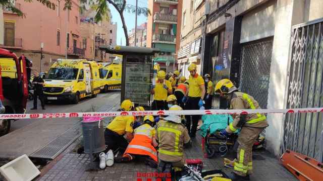 Los bomberos asisten a los dos jóvenes que han saltado de un quinto piso al iniciarse las llamas en Badalona / BOMBERS