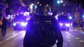 Un agente de los Mossos d'Esquadra durante un operativo nocturno / EUROPA PRESS