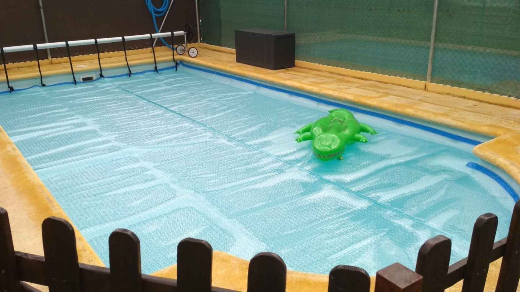 Manta térmica colocada en una piscina