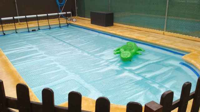 Manta térmica colocada en una piscina