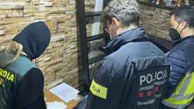 Tres de los agentes que han intervenido en la operación contra la organización dedicada a robos en domicilios de España, de la que han sido detenidos ocho miembros / MOSSOS