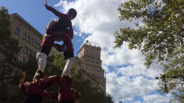 Un grupo de personas levanta 'castells' en el centro de Barcelona antes de la pandemia / EP