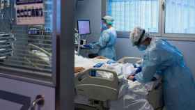 El personal sanitario atiende a un paciente Covid en la uci / EP