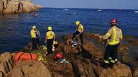 Los Bomberos rescatan a una mujer herida grave en una cala de Sant Feliu de Guíxols (Girona) / BOMBERS