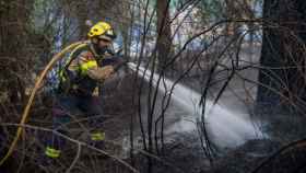 Un bombero durante los trabajos de extinción del incendio en Castellví de Rosanes / Lorena Sopêna (EP)