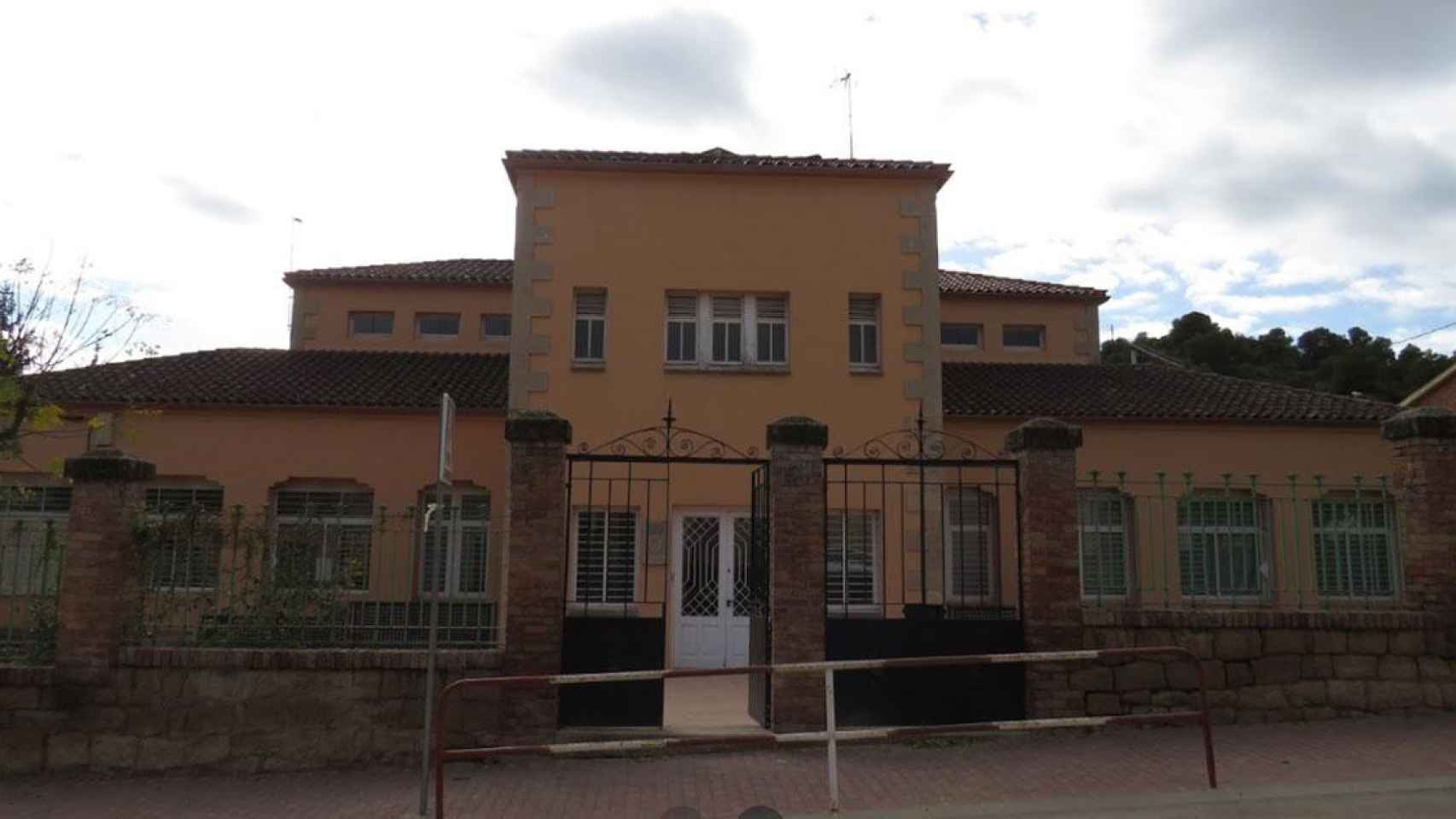 Fachada del colegio Sant Bonifaci de Vinaixa (Lleida), confinado por un brote de la variante británica del Covid-19 / GOOGLE