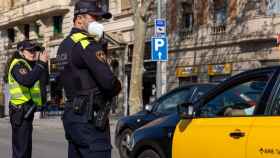 Agentes de la Urbana junto a un taxi en Barcelona / URBANA