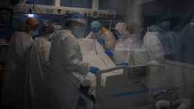 La uci del Hospital del Mar en una imagen de archivo en plena pandemia de coronavirus / EP